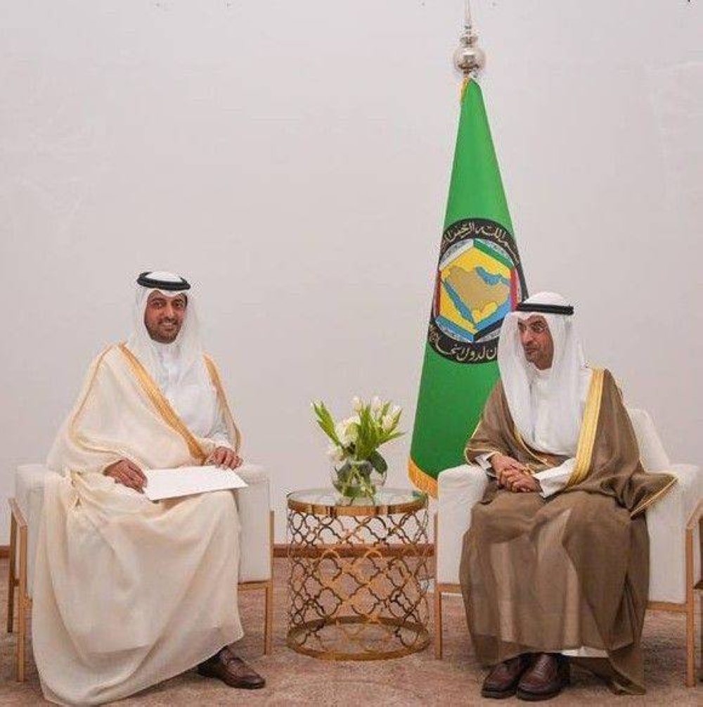 الحجرف خلال اجتماعه مع سفيرنا لدى السعودية