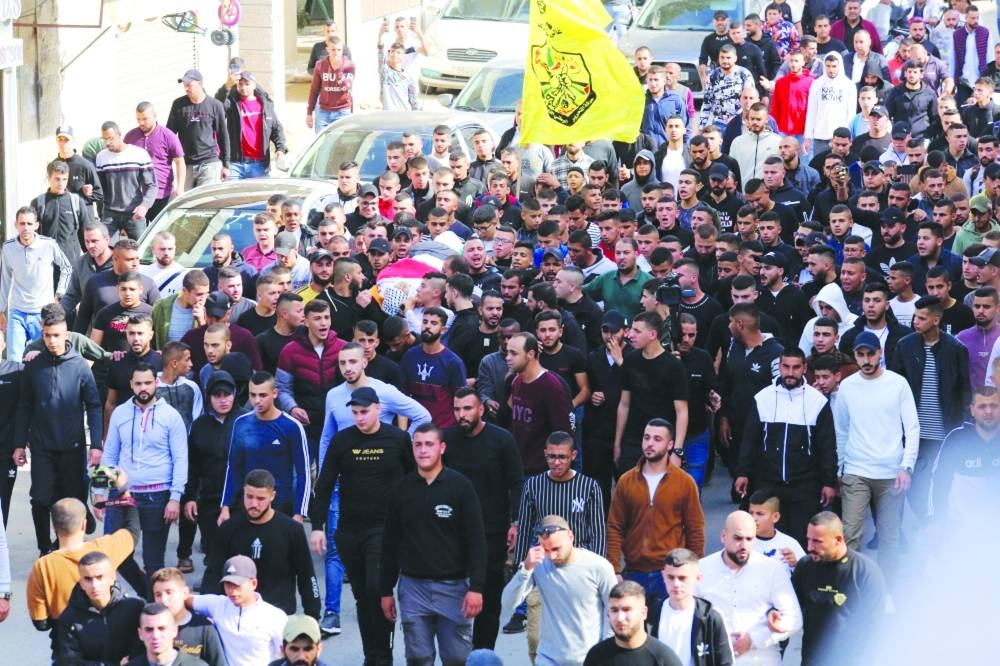 أفادت مصادر فلسطينية أن الجيش الإسرائيلي قتل الاثنين، فلسطينيا خلال اقتحام مدينة جنين شمالي الضفة الغربية. يظهر في الصور الفلسطينيون وهم يشيعون جثمان محمود السعدي " 17 عام " خلال جنازته في مخيم جنين القريب من مدينة جنين . ( Nedal Eshtayah - وكالة الأناضول )