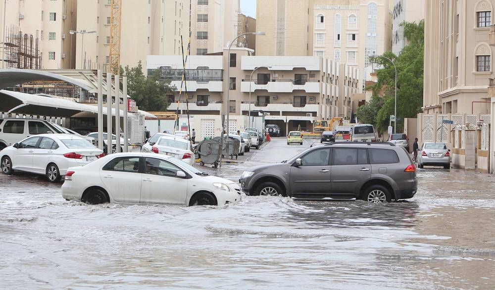 Motorists drive in a flooded street in the Qatari capital Doha following heavy rainfall on November 25, 2015. Qatar was hit by heavy flooding causing gridlock on the desert country's roads as well as closures of schools and the US embassy. AFP PHOTO / AL-WATAN DOHA / KARIM JAAFAR ==QATAR OUT== (Photo by KARIM JAAFAR / AL-WATAM DOHA / AFP)