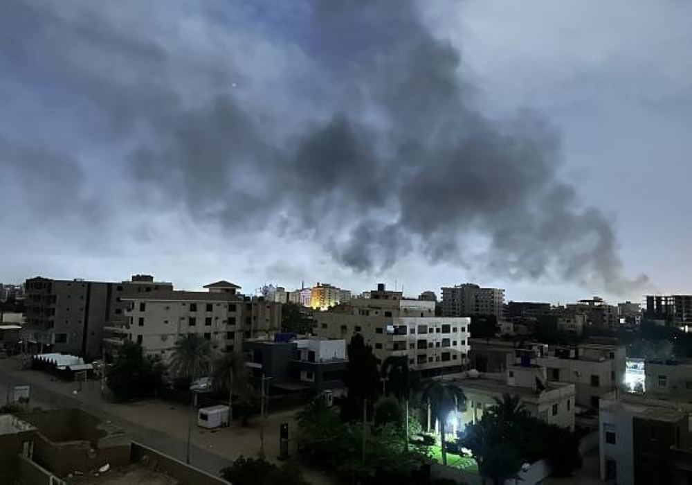 الدخان يتصاعد في سماء الخرطوم