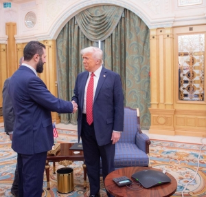 14 May 2025, Saudi Arabia, Riyadh: Saudi Crown Prince Mohammed bin Salman (R) looks on as US President Donald Trump (C) shakes hands with Syria's interim President Ahmad al-Sharaa (L) in Riyadh. Photo: -/Saudi Press Agency/dpa