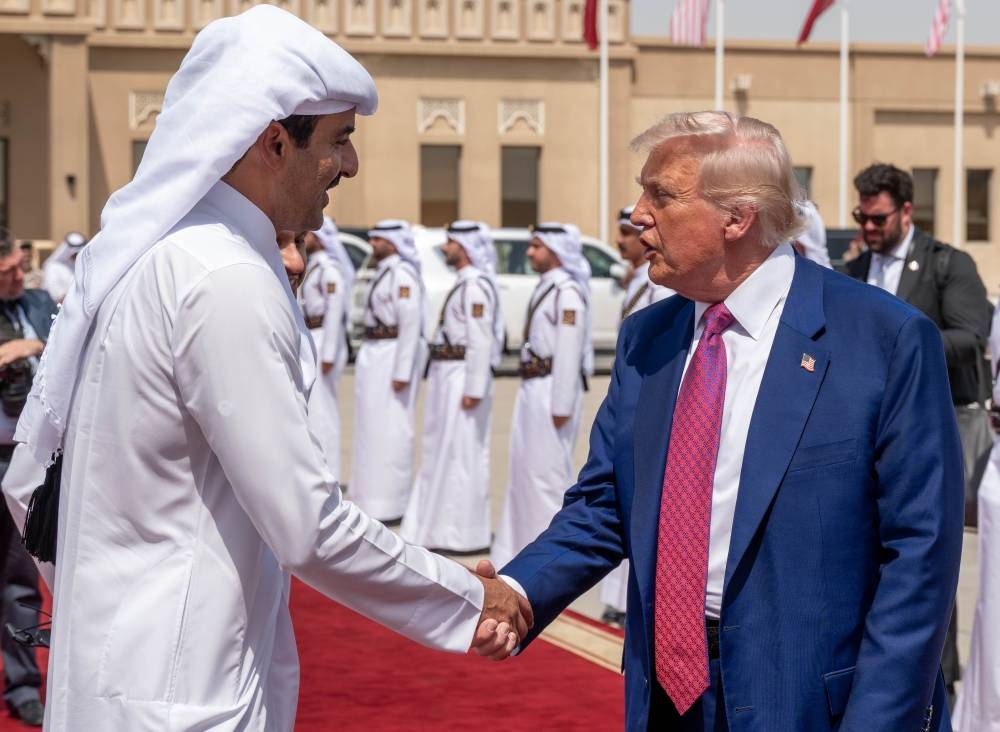صاحب السمو يتقدم مودعي الرئيس الأميركي