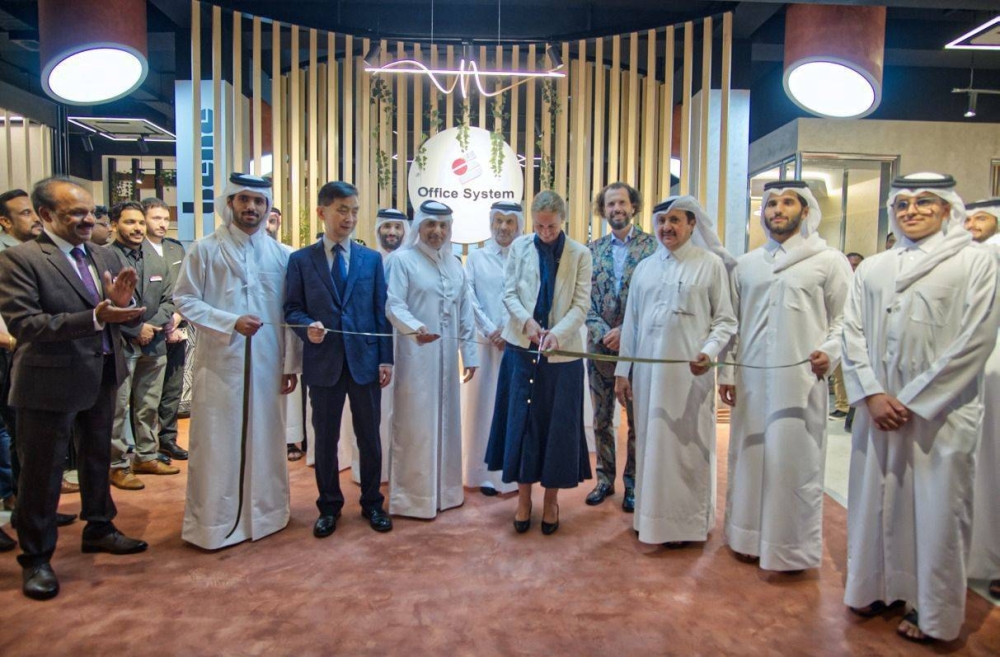 بحضور رئيس غرفة قطر .. سفيرا النمسا والصين يدشنان الصالة الجديدة لـ"أوفيس سيستم"